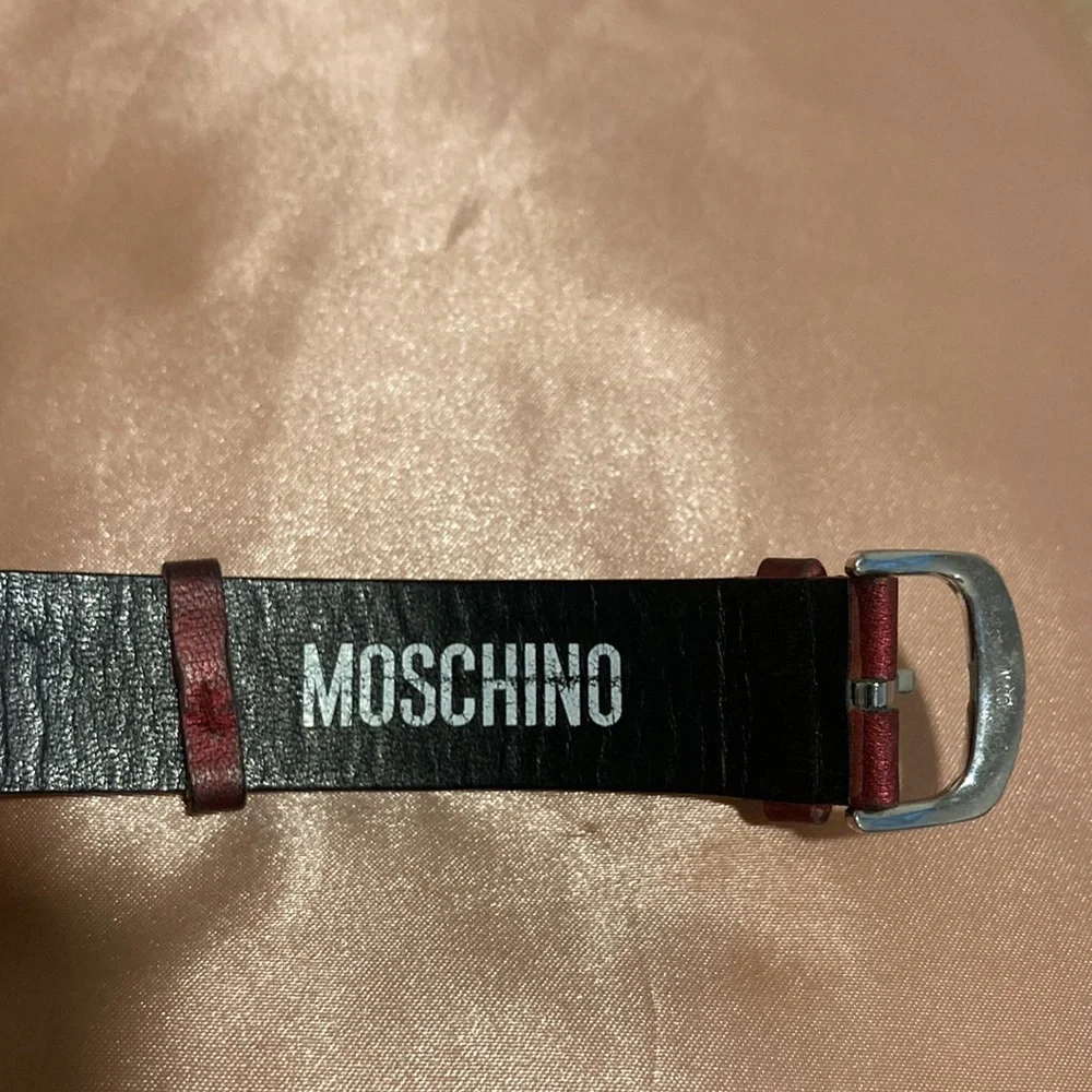 MOSCHINO heart-shaped watch with peace sign charm and red shiny strap - Picture 8 of 12